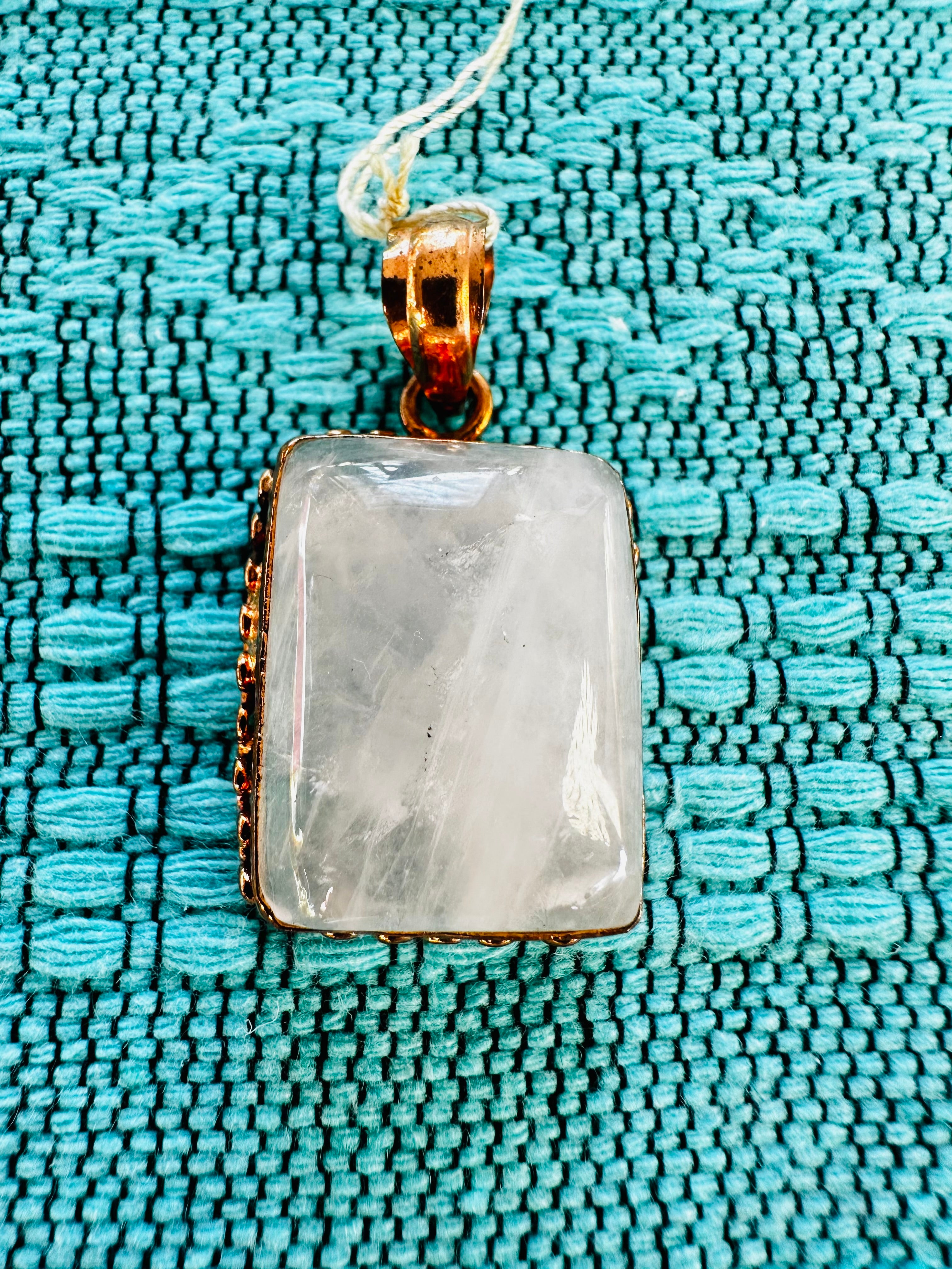 Colgante de cuarzo y cobre